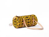 un sac à imprimé léopard jaune et noir sur fond blanc