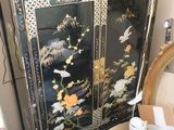 une armoire noire décorée de fleurs et d'oiseaux peints