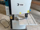 une machine posée sur le sol du garage
