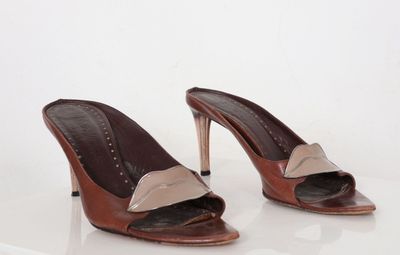paire de talons en cuir marron pour femmes avec bout ouvert et bout ouvert