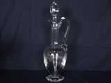 une photo d'un vase en verre transparent posé sur une table noire