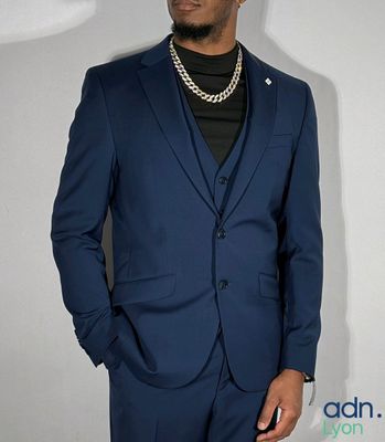 Lot composé d’une veste de costume et de 2 gilets en laine -…