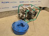 un tuyau bleu à côté d'une borne d'incendie bleue et d'un tuyau bleu