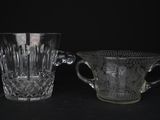 deux vases en verre posés l'un à côté de l'autre sur une table