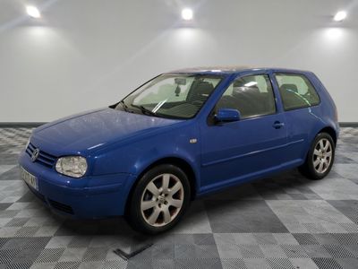 La Volkswagen Golf break bleue est garée dans le garage.