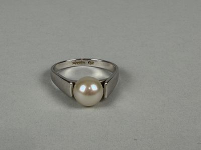 sterling silver ring with a white pearl