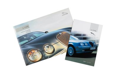 une image représentant une brochure sur laquelle figurent deux photos d'une voiture bleue