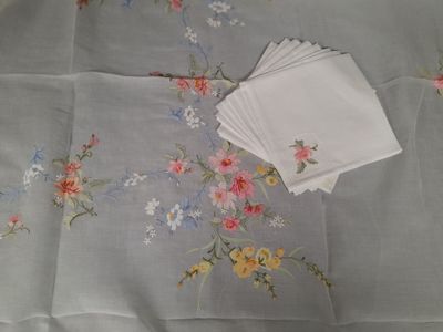 a lot of napkins on a table with a bunch of flowers