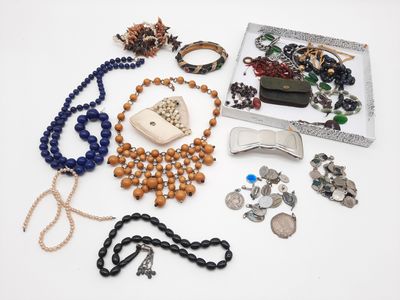 beaucoup de bijoux posés ensemble sur la table