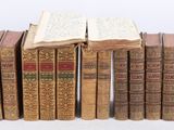 un grand nombre de vieux livres empilés les uns sur les autres
