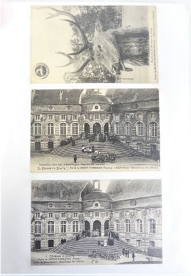une vieille photo en noir et blanc représentant un bâtiment et une calèche