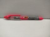 un gros plan d'un stylo rouge sur une surface blanche