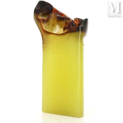 un vase en verre contenant un liquide jaune