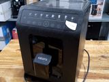 une machine à café posée sur une table en bois dans un magasin