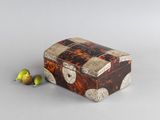 une petite boîte contenant des fruits