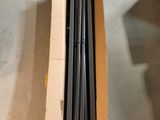 une boîte en carton contenant tout un tas de tiges noires