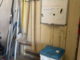 une photo d'un garage avec des outils et un tableau blanc