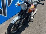 une moto garée devant un mur recouvert de graffitis