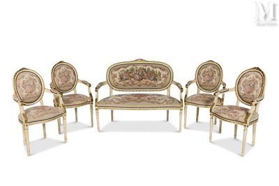 quatre chaises et un canapé dans une pièce au fond blanc