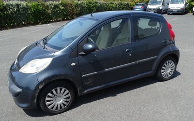 une photo d'une petite voiture garée sur un parking