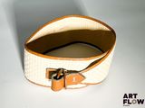 un gros plan d'une ceinture sur une surface blanche