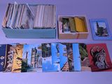 un lot de cartes posées sur une table