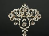 une broche en or et diamants