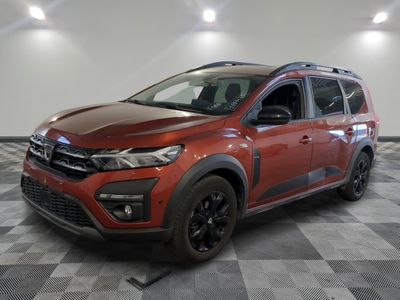 Un SUV rouge est garé dans une pièce dont le sol est en damier.
