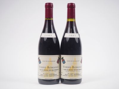 deux bouteilles de vin rouge posées l'une à côté de l'autre sur une surface blanche