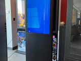 deux distributeurs automatiques qui se trouvent dans une pièce