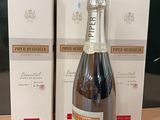 une bouteille de vin posée sur une table à côté de deux cartons de vin
