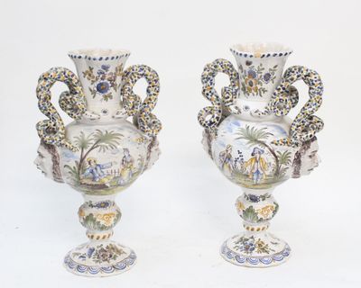 Importante paire de vases en majolique à décor au petit feu …