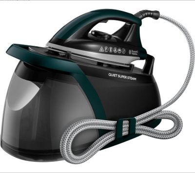 un gros plan d'un fer à repasser à vapeur noir et vert sur fond blanc