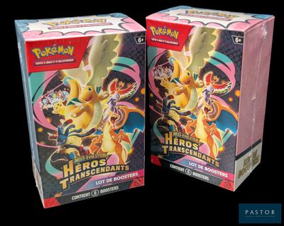 On voit deux boîtes de cartes à collectionner Pokémon sur un fond noir.