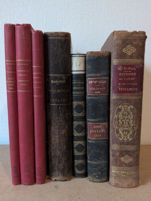 plusieurs vieux livres sont alignés sur une table