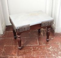BIDET en acajou et placage d'acajou à pied balustre.