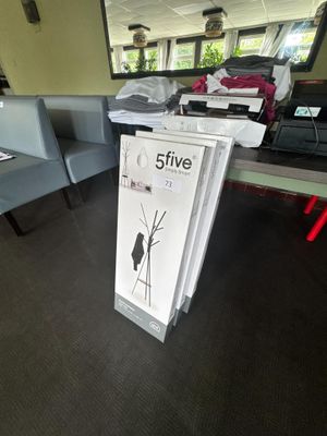 un panneau au milieu d'une pièce sur lequel est écrit « cinq cinq »