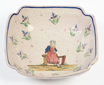 un petit bol avec une femme assise sur un banc