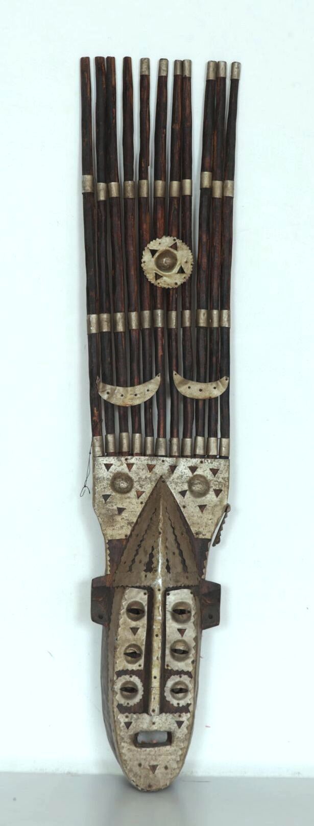 MALINKE, Mali. Masque en bois patiné et applications de métal. L_120 cm