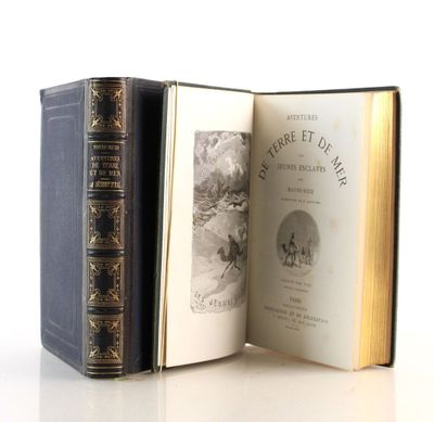 deux livres ouverts sur une surface blanche