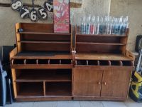 2 meubles desserte en bois avec tiroirs ; 1 lot de carafes e…