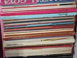 une pile de livres sur une étagère rose près d'une fenêtre