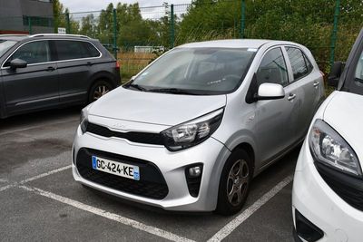 deux voitures garées l'une à côté de l'autre dans un parking