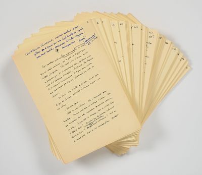 plusieurs feuilles de papier jaune sont empilées les unes sur les autres