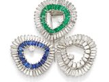 trois broches ornées de diamants, d'émeraudes et de saphirs