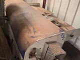 une machine qui se trouve à l'intérieur d'un bâtiment