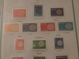 une photo d'une feuille de papier sur laquelle sont collés des timbres