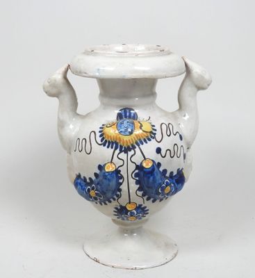 un vase blanc orné d'un motif bleu et jaune