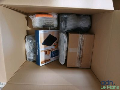 une boîte remplie d'objets qui se trouvent dans une boîte