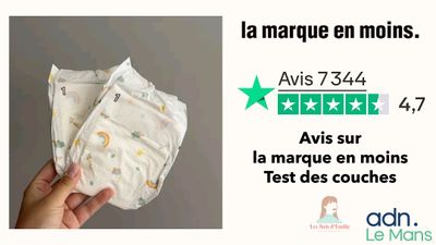 un gros plan d'une personne tenant une couche à la main